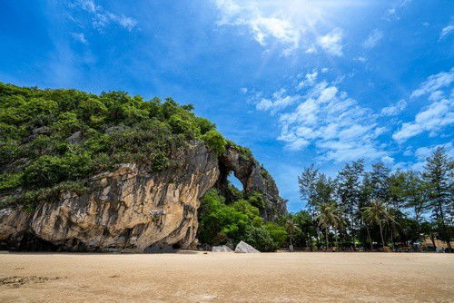 Plage de Pranburi près de la plage de Hua Hin