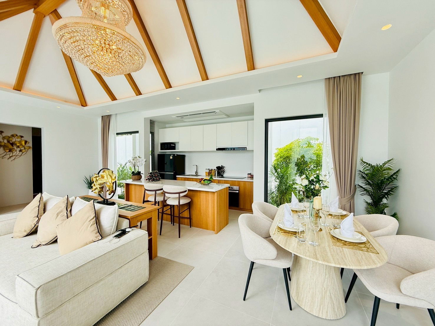 Tropical Haven Villa — Гостиная