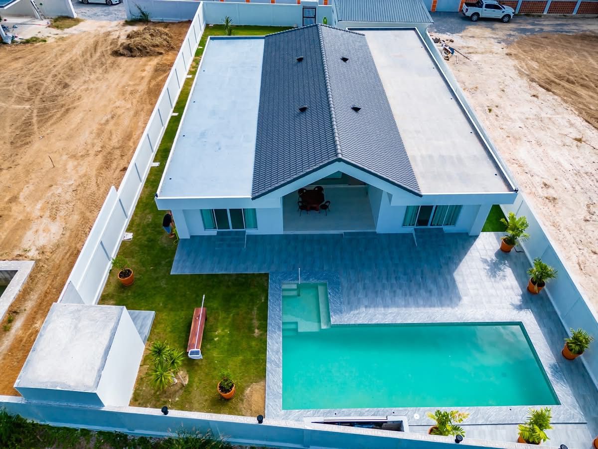 Weaver Villa - Exterior - Pool view