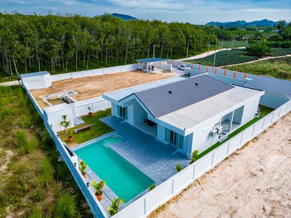 Weaver Villa - Exterior - Pool view