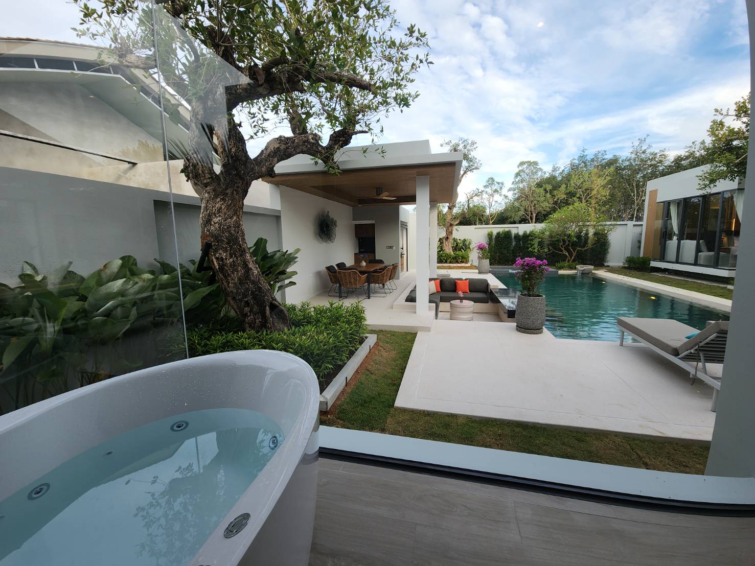 Wilawan Luna Vista - Vista a la piscina desde el baño