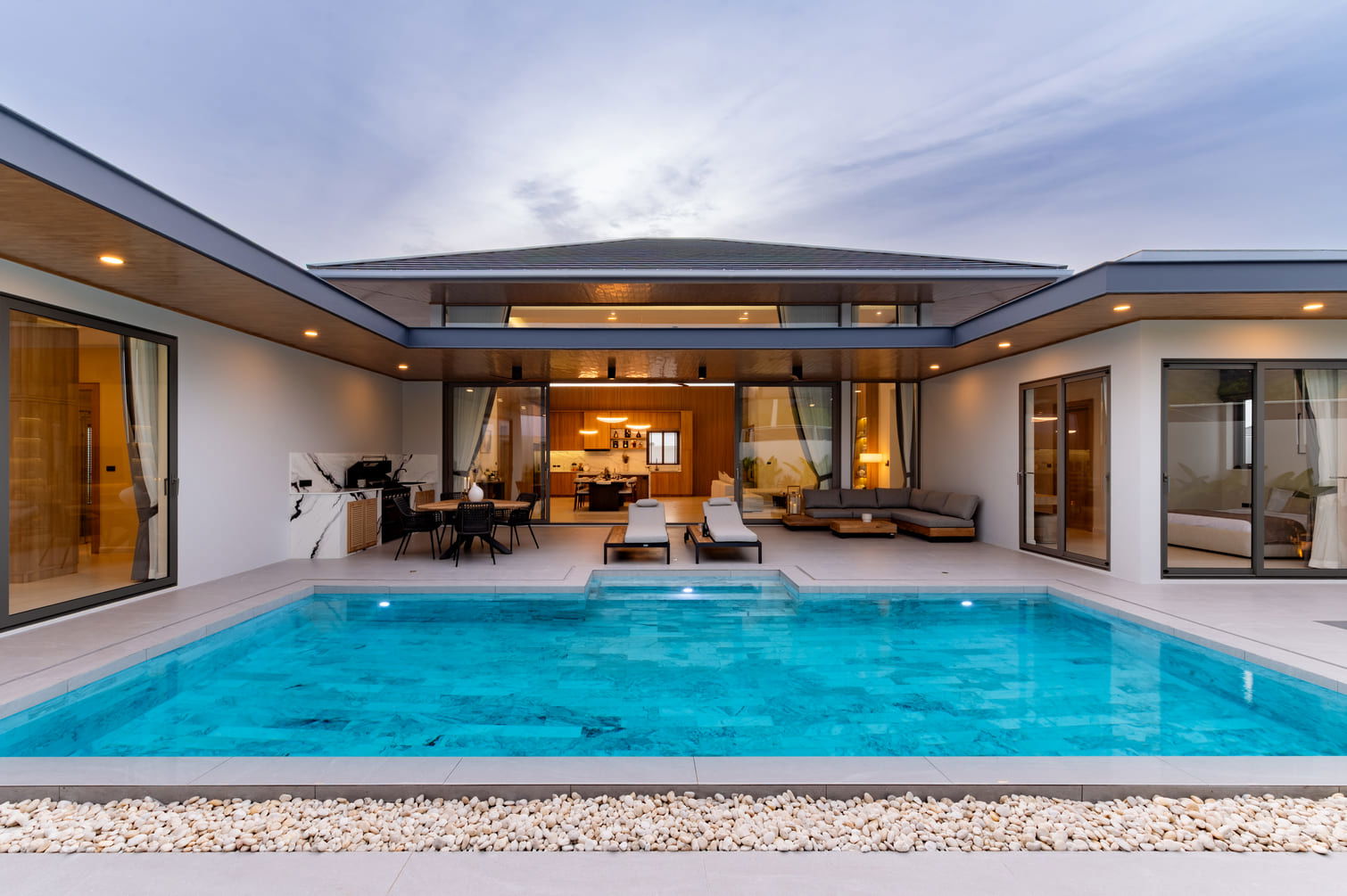 Piscina contemporánea integrada a una vivienda, imagen de referencia
