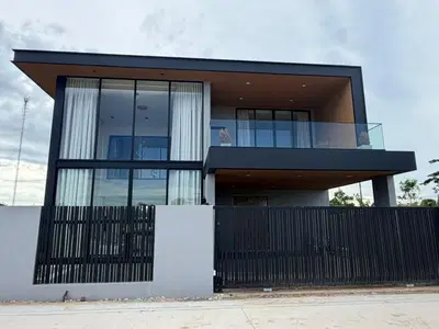 Velaavarin Cha Am - Exteriors