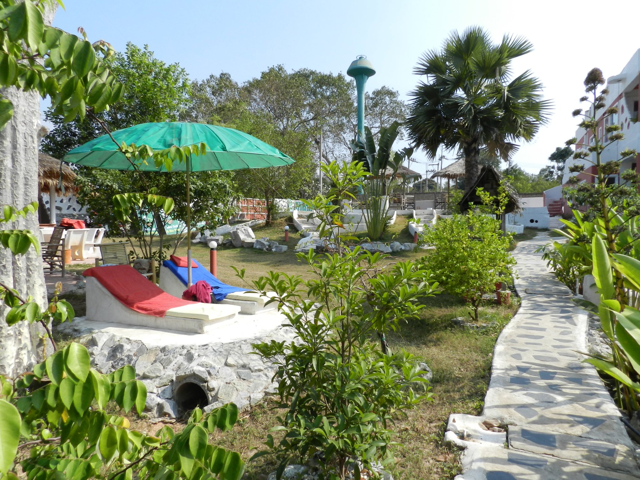 Pet friendly Resort with Minigolf for sale Pattaya Keller Henson